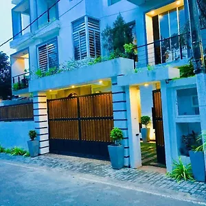 8 Luxury *** Negombo